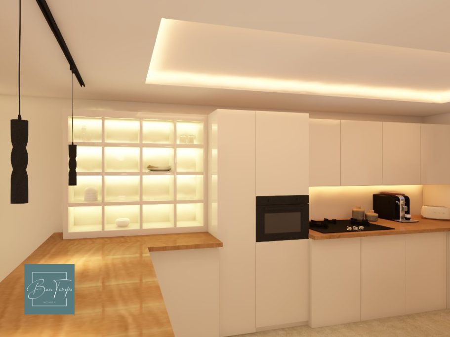 Moderne Küche mit Holzoberflächen, beleuchtetem Regal und eleganter Ausstattung.