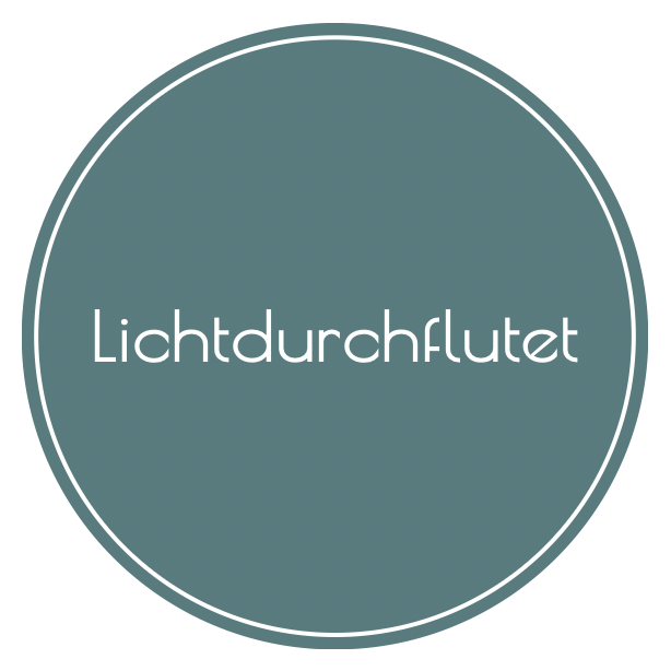 Logodesign mit dem Wort "Lichtdurchflutet" in einem runden türkisen Rahmen.