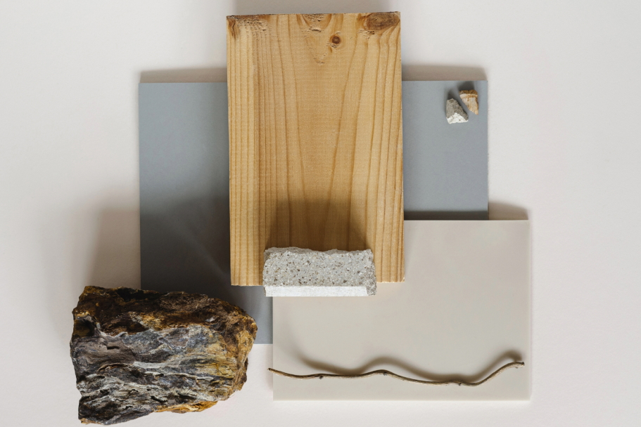 Eine Anordnung von verschiedenen Materialien: Holz, Stein, graue und weiße Platten.