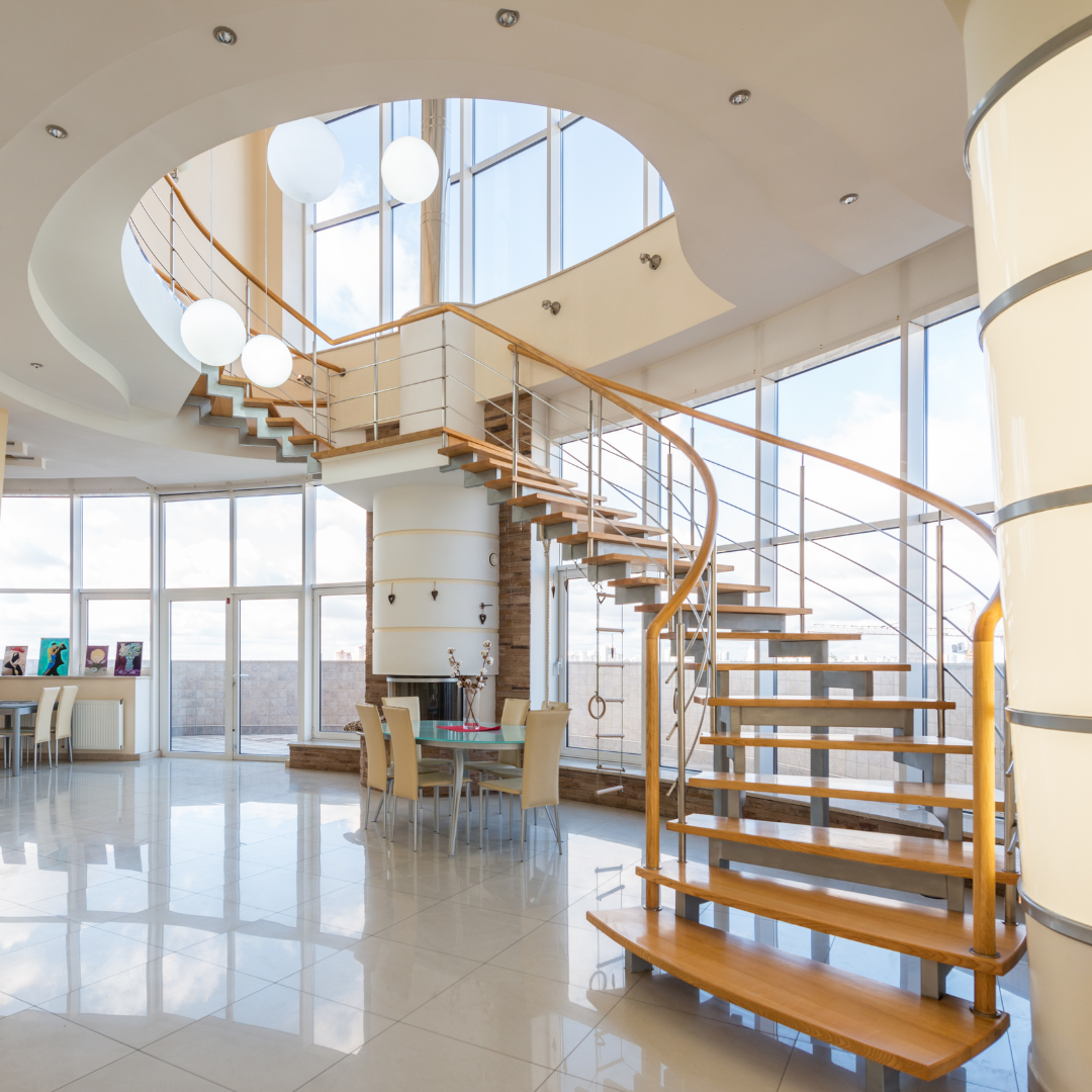 Moderne Treppe in einem eleganten, lichtdurchfluteten Innenraum mit Holz- und Glaselementen.