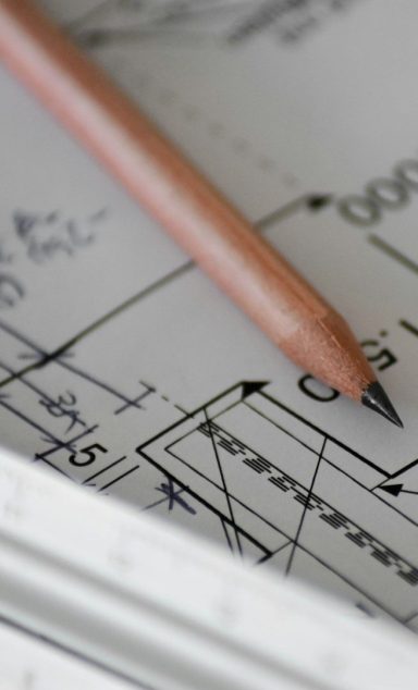 Bleistift auf technischen Zeichnungen mit Linien und Diagrammen.