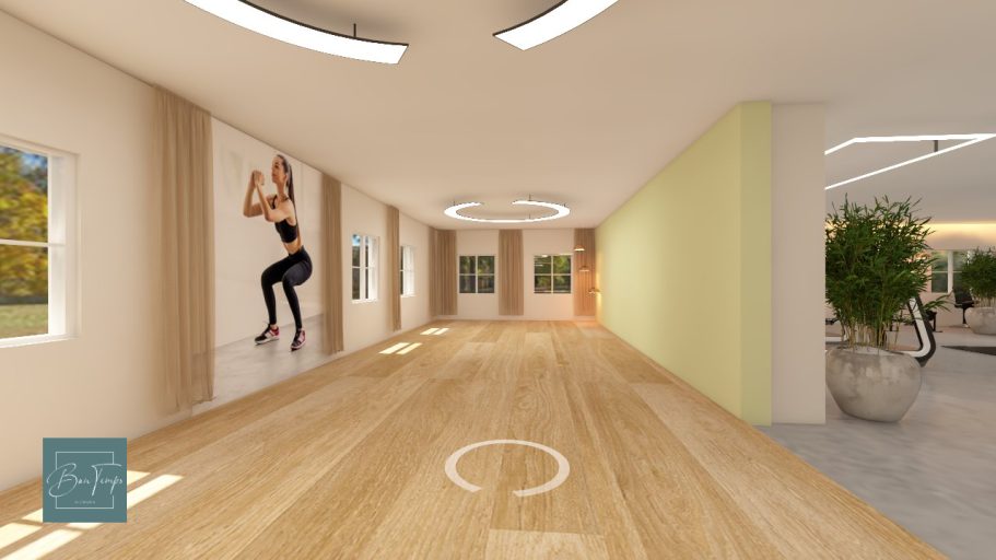 Heller Raum mit Holzfußboden, großen Fenstern und Sportmotiven an der Wand.