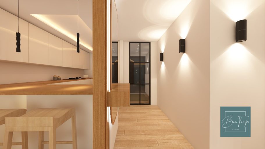 Heller Flur mit Holzdetails, modernen Wandleuchten und Blick auf eine offene Küche.