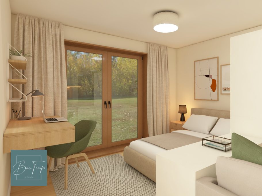 Helles Zimmer mit einem Bett, Schreibtisch, Stuhl und Blick auf eine grüne Landschaft.