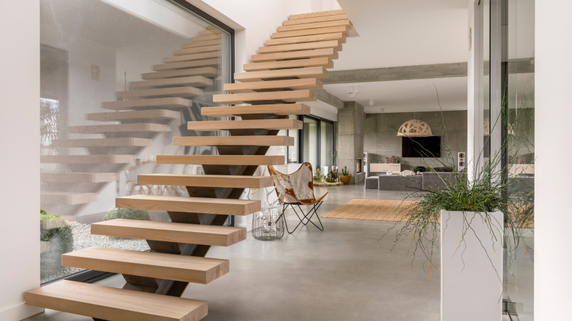 Moderne Holztreppe in einem hellen Wohnraum mit eleganter Ausstattung.