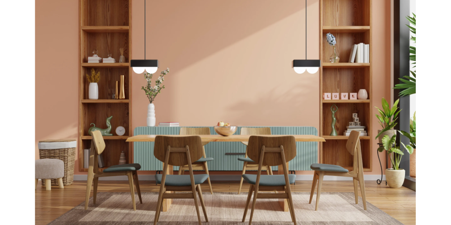 Moderne Esszimmerausstattung mit holzfarbenem Tisch, Stühlen und Regalen.