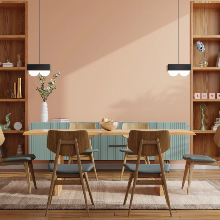 Moderne Esszimmermöbel mit Holzstühlen, einem Tisch und Regalen vor einer peach-farbenen Wand.